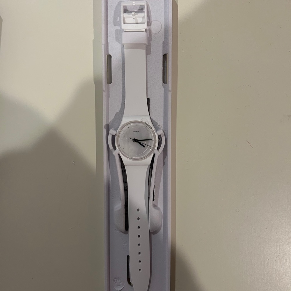 BRAND NEW Swatch White Watch - Picture 3 of 3